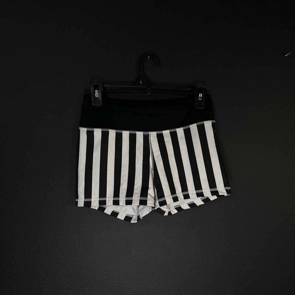 Fleo “Beetlejuice” shorts ☠️